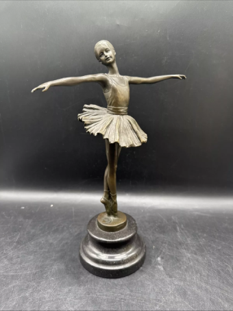 Bronzefigur einer jungen Ballerina